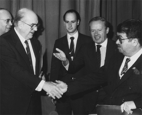 A picture of two men shaking hands - perhaps afer agreeing a prrice on copywriting for businesses