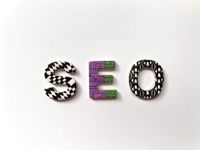 A colourful SEO logo as an introduction to 'How to write an SEO article'